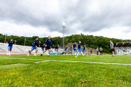 IK Oddevolds spelare värmer upp