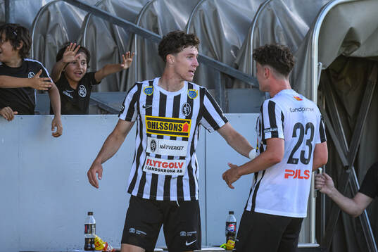 Landskronas Samuel Burakowsky och Max Nilsson jublar efter 2-2