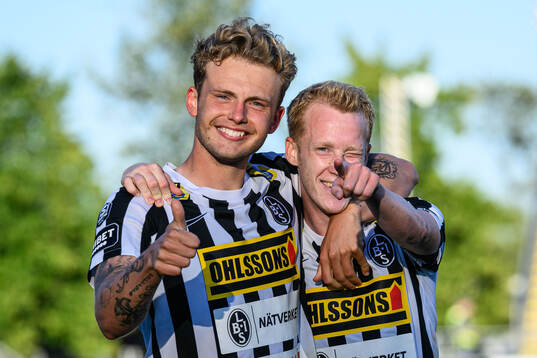 Landskronas Frederik Ihler och David Edvardsson jublar efter 3-2