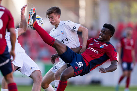 Helsingborgs Adrian Svanbäck och Östers Manasse Kusu