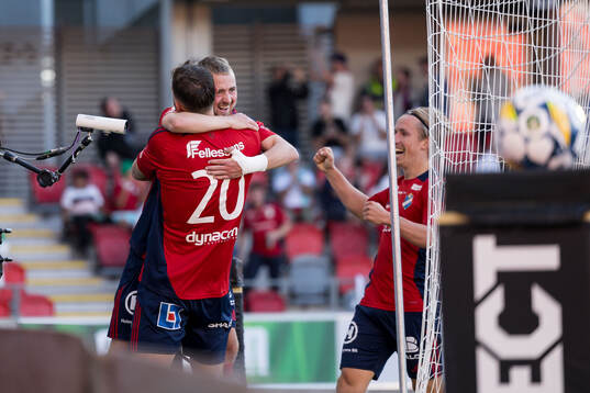Östers Chriss-Albin Mörfelt jublar efter 2-0 och Alibek Aliev