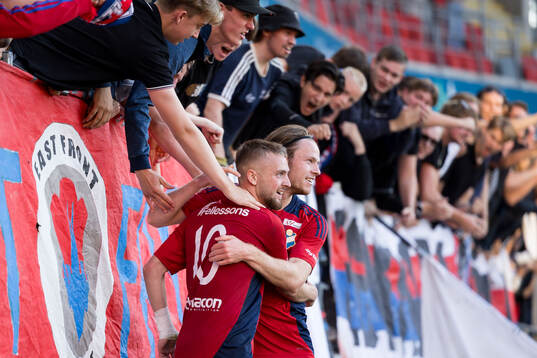 Östers Chriss-Albin Mörfelt och Daniel Ljung jublar efter 4-0