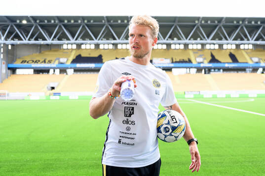 Elfsborgs manager Oscar Hiljemark blir intervjuad