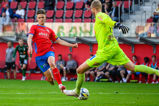Helsingborgs Adrian Svanbäck och Varbergs målvakt Fredrik Andersson