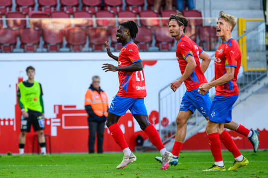 Helsingborgs Benjamin Acquah, Wilhelm Loeper och Benjamin Örn jublar efter 1-0