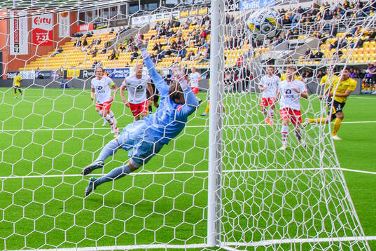 Fredrikstads målvakt Håvar Grøntvedt Jenssen sträcker