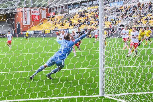Fredrikstads målvakt Håvar Grøntvedt Jenssen sträcker