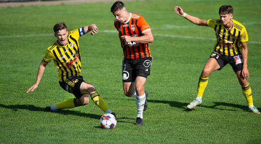 Kristianstads Paolo Lilja mot IFK Hässleholms Axel Henriksson och Viktor Ahlgren i matchen i div 2 mellan Kristianstads FC och IFK Hässleholm i Kristianstad 29 juni 2024.