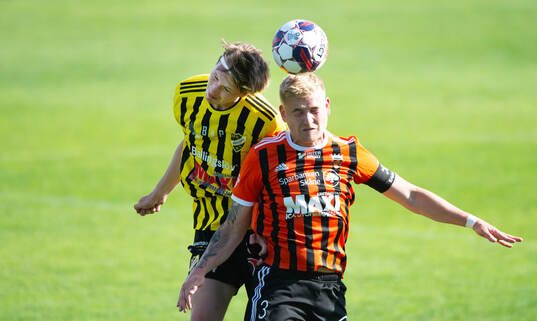 IFK Hässleholms Hugo Arvidsson och Kristianstads Linus Svensson nickduellerar i matchen i div 2 mellan Kristianstads FC och IFK Hässleholm i Kristianstad 29 juni 2024.