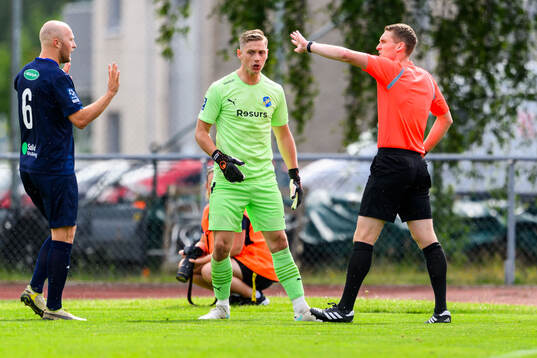 Eskilsminnes Christian Ljungberg och målvakt Philip