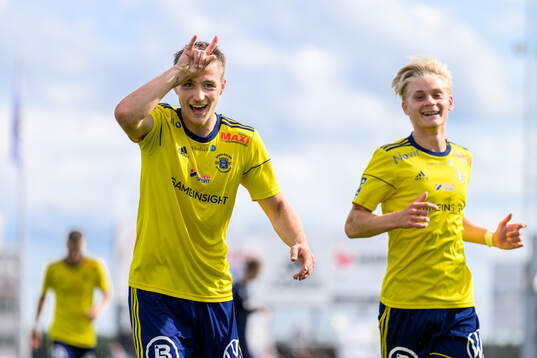 Ängelholms André Gustafson jublar efter 2-1