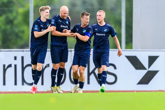 Eskilsminnes Christian Ljungberg och Lucas Ohlander jublar efter 2-2