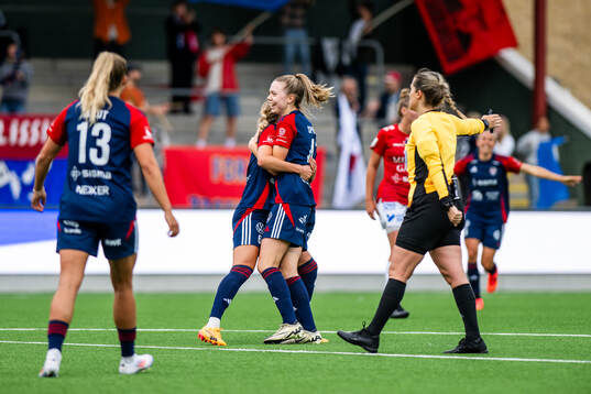 FC Rosengårds Ria Noora Minerva Öling och Bea Sprung jublar