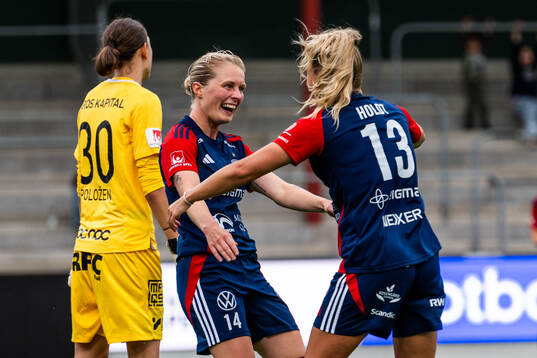 FC Rosengårds Emilia Larsson och Olivia Holdt jublar