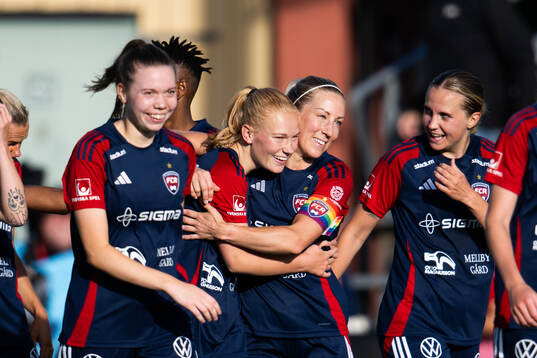 FC Rosengårds Sofie Bruun Bredgaard och Jessica Wik jublar