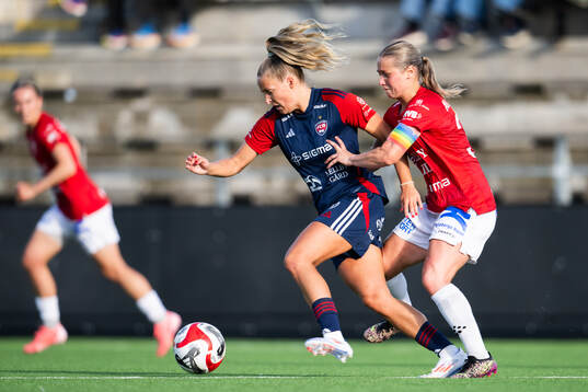 FC Rosengårds Olivia Holdt jagas av Trelleborgs Elina Lenir