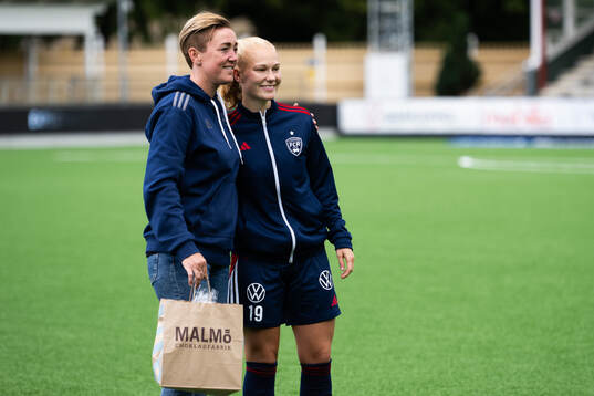 FC Rosengårds Sofie Bruun Bredgaard får avskedspresent av