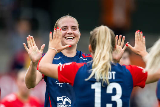 FC Rosengårds Ria Noora Minerva Öling och Olivia Holdt jublar