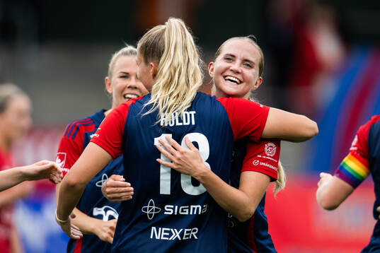 FC Rosengårds Ria Noora Minerva Öling och Olivia Holdt jublar