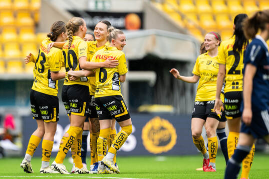 Elfsborgs Stina jensen (rygg mot kameran) jublar med lagkamrater efter 1-0