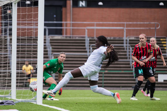 Brommapojkarnas målvakt Anna Aurora Koivunen och