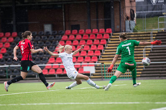 Djurgårdens Stinalisa Johansson och Brommapojkarnas målvakt Anna Aurora Koivunen