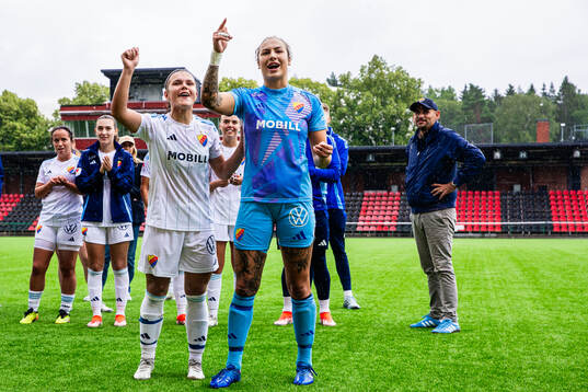 Djurgårdens Alexsandra Lobanova och målvakt Katelin Talbert jublar