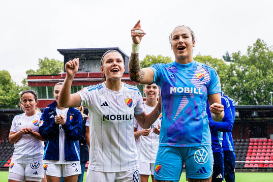 Djurgårdens Alexsandra Lobanova och målvakt Katelin Talbert