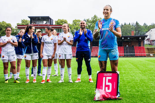 Djurgårdens målvakt Katelin Talbert jublar