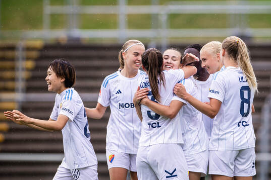 Djurgårdens Stinalisa Johansson (h) jublar med Shinomi