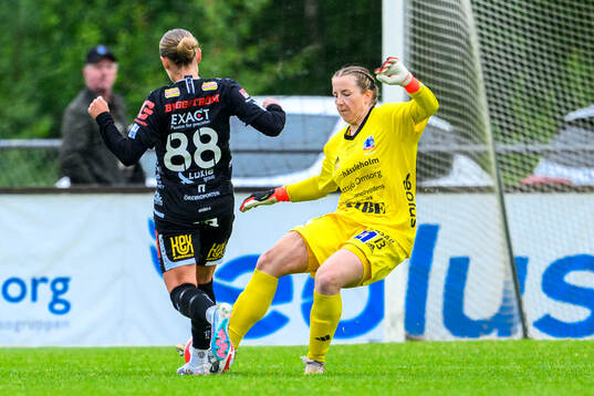 KIF Örebros Maja Bodin och Vittsjös målvakt Elin Vaughan
