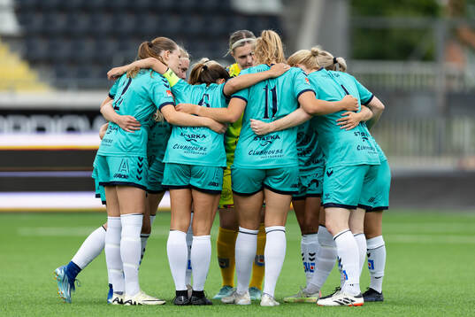 Kristianstads spelare samlade innan fotbollsmatchen i Damallsvenskan mellan Häcken och Kristianstad den 30 juni 2024 i Göteborg. 