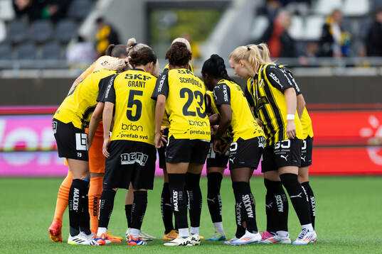Häckens spelare samlade innan fotbollsmatchen i Damallsvenskan mellan Häcken och Kristianstad den 30 juni 2024 i Göteborg. 