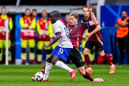 N'Golo Kanté of France and Kevin De Bruyne of Belgium