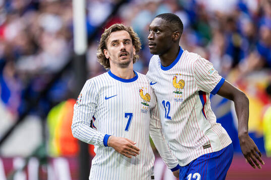 Antoine Griezmann and Randal Kolo Muani of France celebrate after 1-0