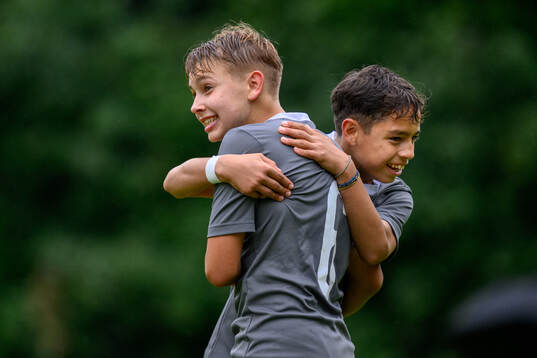 Harry Gruneus, IF Brommapojkarna och Isak Bozian, IF