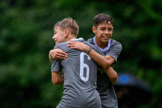 Harry Gruneus, IF Brommapojkarna och Isak Bozian, IF