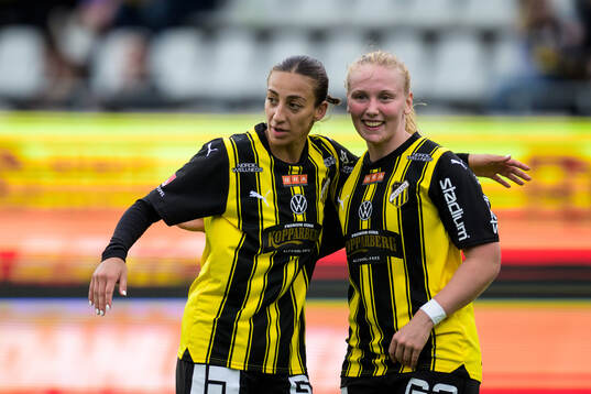 Häckens Rusul Rosa Kafaji och Johanna Fossdalsá Sørensen jublar efter 2-0