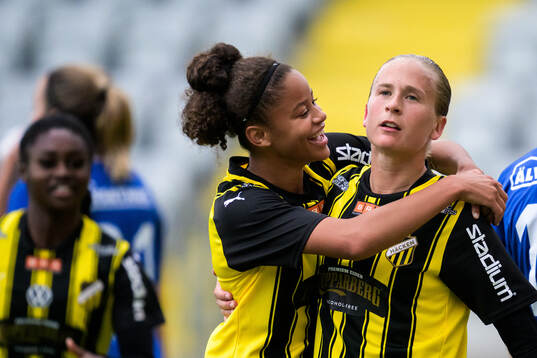 Häckens Felicia Schröder och Filippa Curmark jublar