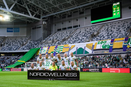 Hammarbys spelare håller upp en tröja tillägnad Klara Folkesson