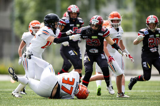 Copenhagen Raptors Emilie Larsen och Carlstad Crusaders Svea Sköld