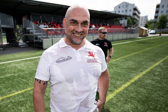 Carlstad Crusaders huvudtränare Henrik Dahl jublar