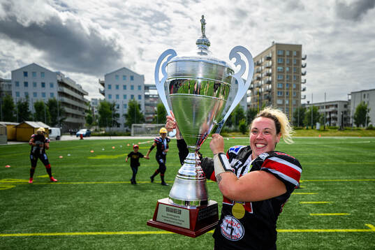 Carlstad Crusaders Gaby Knops jublar med pokalen