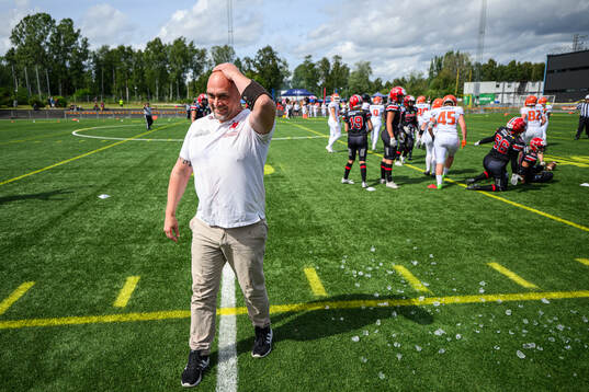 Carlstad Crusaders huvudtränare Henrik Dahl jublar