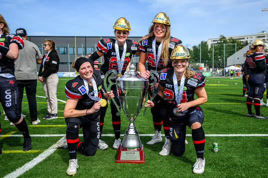 Carlstad Crusaders Sara Lidner, Svea Sköld, Linda Widberg och Frida Åkesson jublar med pokalen