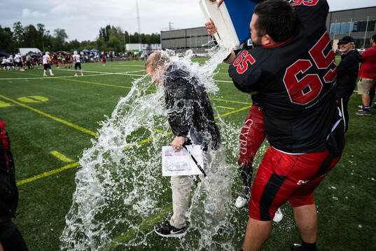 Carlstad Crusaders huvudtränare Christian Forsman jublar