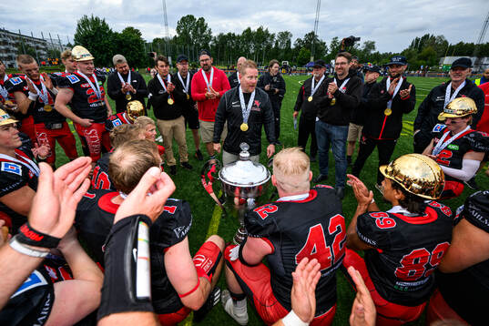 Carlstad Crusaders huvudtränare Christian Forsman och spelare jublar