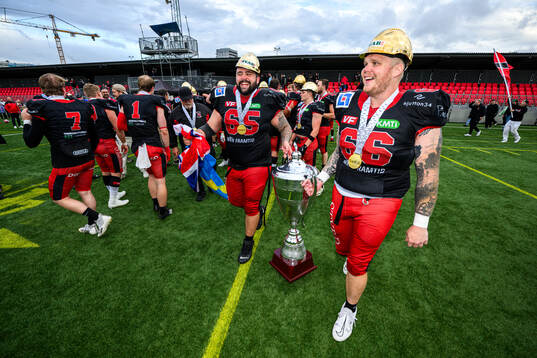 Carlstad Crusaders Isak Berg och Niklas Johansson jublar med pokalen
