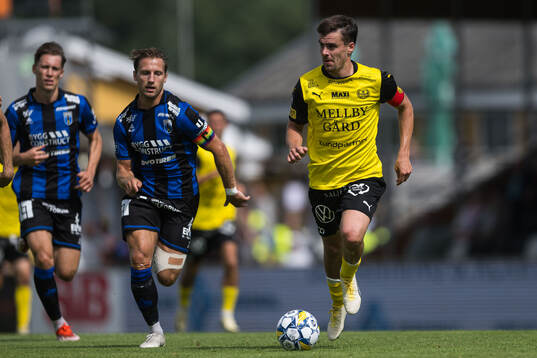 Sirius Daniel Stensson och Mjällbys Jesper Gustavsson