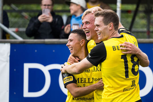 Mjällbys Herman Johansson jublar med Nicklas Røjkjær och Jacob Bergström jublar efter 2-1